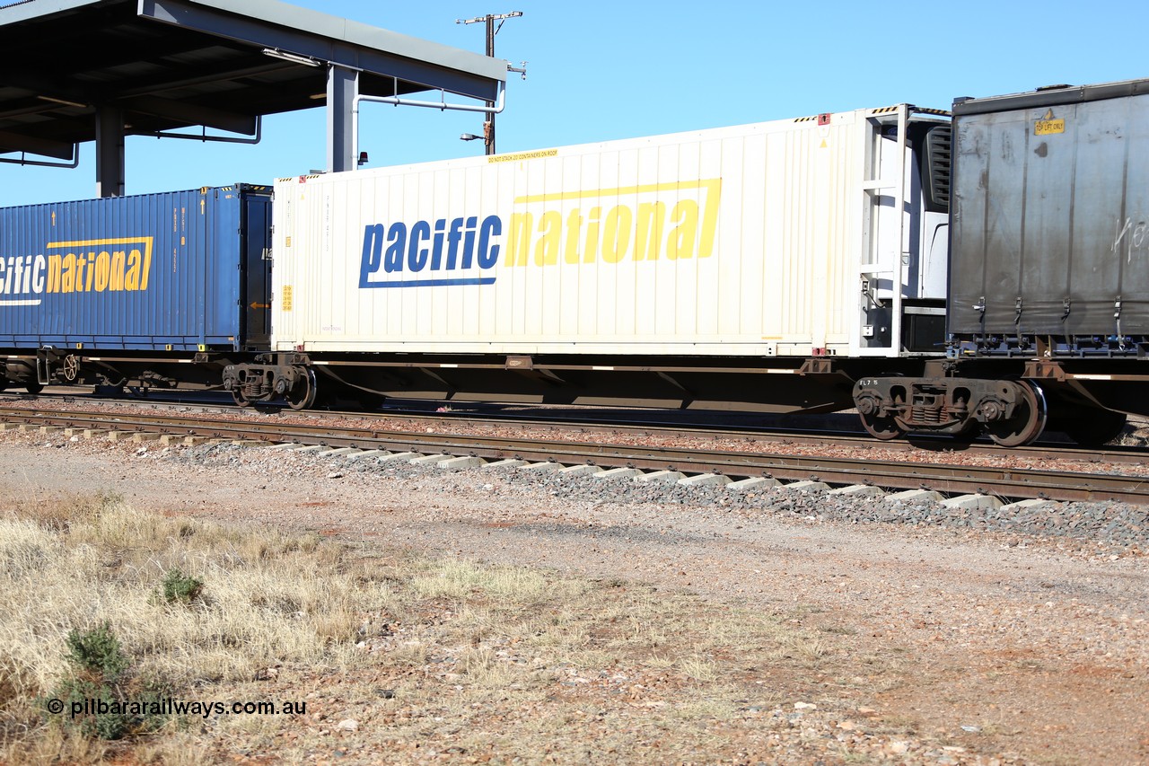 160522 2148
Parkeston, 6MP4 intermodal train, platform 4 of 5 on RRQY 7323 5 pack articulated skel waggon set built by Qiqihar Rollingstock Works China in 2005 for Pacific National, with a 48' reefer of the owner PNXR 4913.
Keywords: RRQY-type;RRQY7323;Qiqihar-Rollingstock-Works-China;