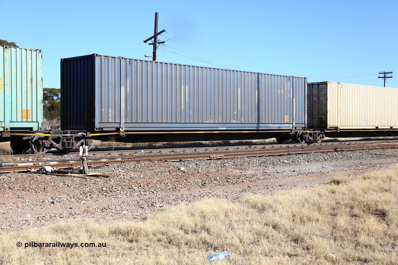 160522 2160
Parkeston, 6MP4 intermodal train, platform 4 of 5-pack low profile skel waggon set RRYY 17, one of fifty two such waggon sets built by Bradken at Braemar NSW in 2004-05, loaded with 48' container PNXD 4133.
Keywords: RRYY-type;RRYY17;Williams-Worley;Bradken-NSW;