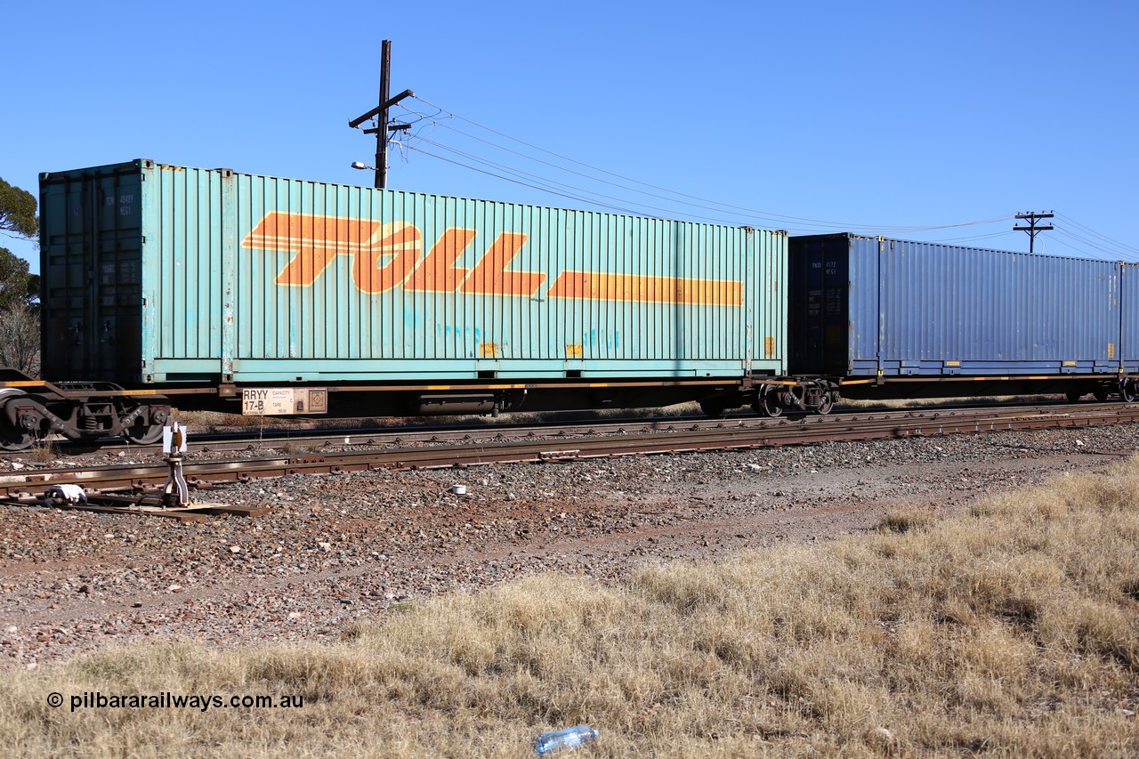 160522 2163
Parkeston, 6MP4 intermodal train, platform 1 of 5-pack low profile skel waggon set RRYY 17, one of fifty two such waggon sets built by Bradken at Braemar NSW in 2004-05, loaded with Toll 48' container TCML 48489.
Keywords: RRYY-type;RRYY17;Williams-Worley;Bradken-NSW;