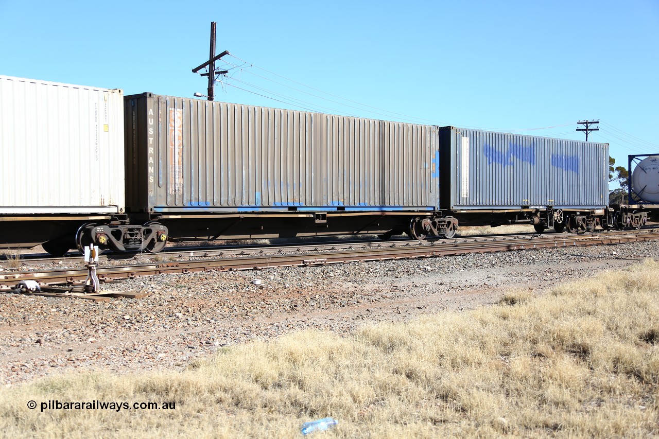 160522 2170
Parkeston, 6MP4 intermodal train, RQLY 4 platform 2 of 5-pack articulated skel waggon set, 1 of 8 built by AN Rail Islington Workshops in 1987 as AQJY, SCF Austrans 40' box AUSU 405028.
Keywords: RQJY-type;RQJY4;AN-Islington-WS;AQJY-type;