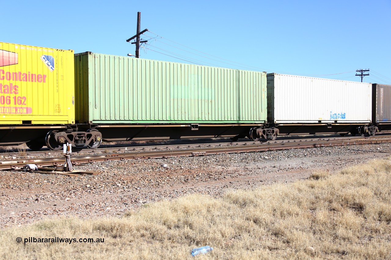 160522 2172
Parkeston, 6MP4 intermodal train, RQLY 4 platform 4 of 5-pack articulated skel waggon set, 1 of 8 built by AN Rail Islington Workshops in 1987 as AQJY, plain green SCF 40' box SCFU 400401.
Keywords: RQJY-type;RQJY4;AN-Islington-WS;AQJY-type;