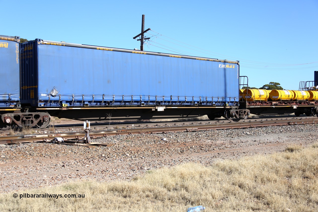 160522 2181
Parkeston, 6MP4 intermodal train, RRAY 7232 platform 4 of 5-pack articulated skel waggon set, 1 of 100 built by ABB Engineering NSW 1996-2000, 48' Pacific National curtainsider PNXC 5638.
Keywords: RRAY-type;RRAY7232;ABB-Engineering-NSW;