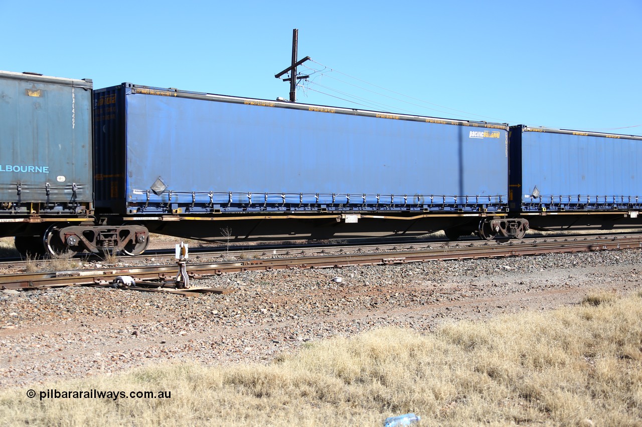 160522 2182
Parkeston, 6MP4 intermodal train, RRAY 7232 platform 3 of 5-pack articulated skel waggon set, 1 of 100 built by ABB Engineering NSW 1996-2000, 48' Pacific National curtainsider PNXM 5203.
Keywords: RRAY-type;RRAY7232;ABB-Engineering-NSW;