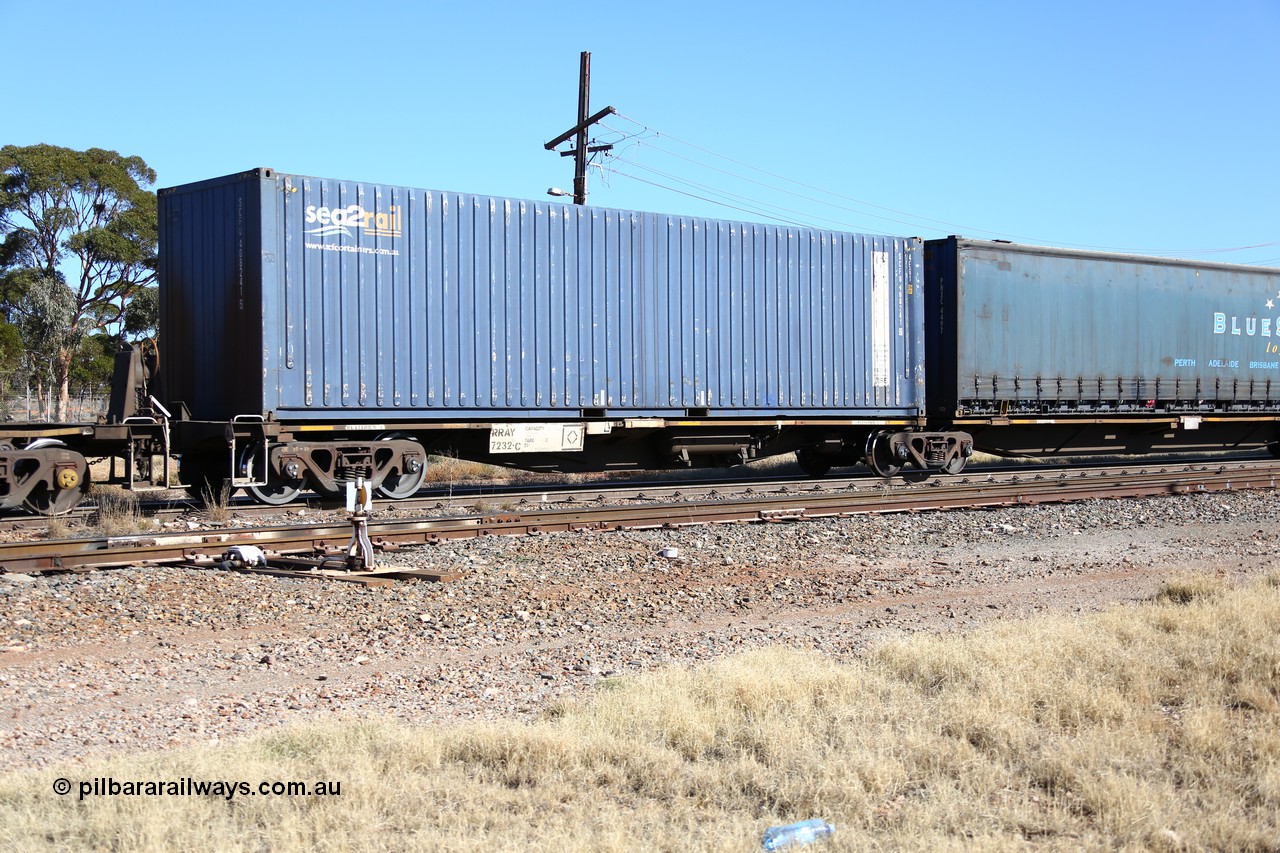 160522 2184
Parkeston, 6MP4 intermodal train, RRAY 7232 platform 2 of 5-pack articulated skel waggon set, 1 of 100 built by ABB Engineering NSW 1996-2000, 40' sea2rail SCF container SCFU 408241.
Keywords: RRAY-type;RRAY7232;ABB-Engineering-NSW;