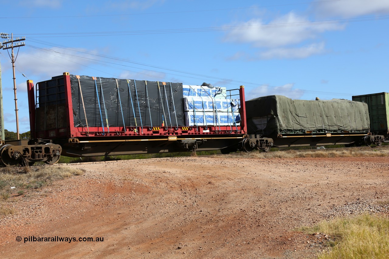 160522 2345
Parkeston, 7MP7 priority service train, platform 3 of 5-pack articulated skel waggon set, Qiqihar Rollingstock Works China built RRQY 5816, Linfox 40' flatrack FCCU 401085.
Keywords: RRQY-type;RRQY8516;Qiqihar-Rollingstock-Works-China;