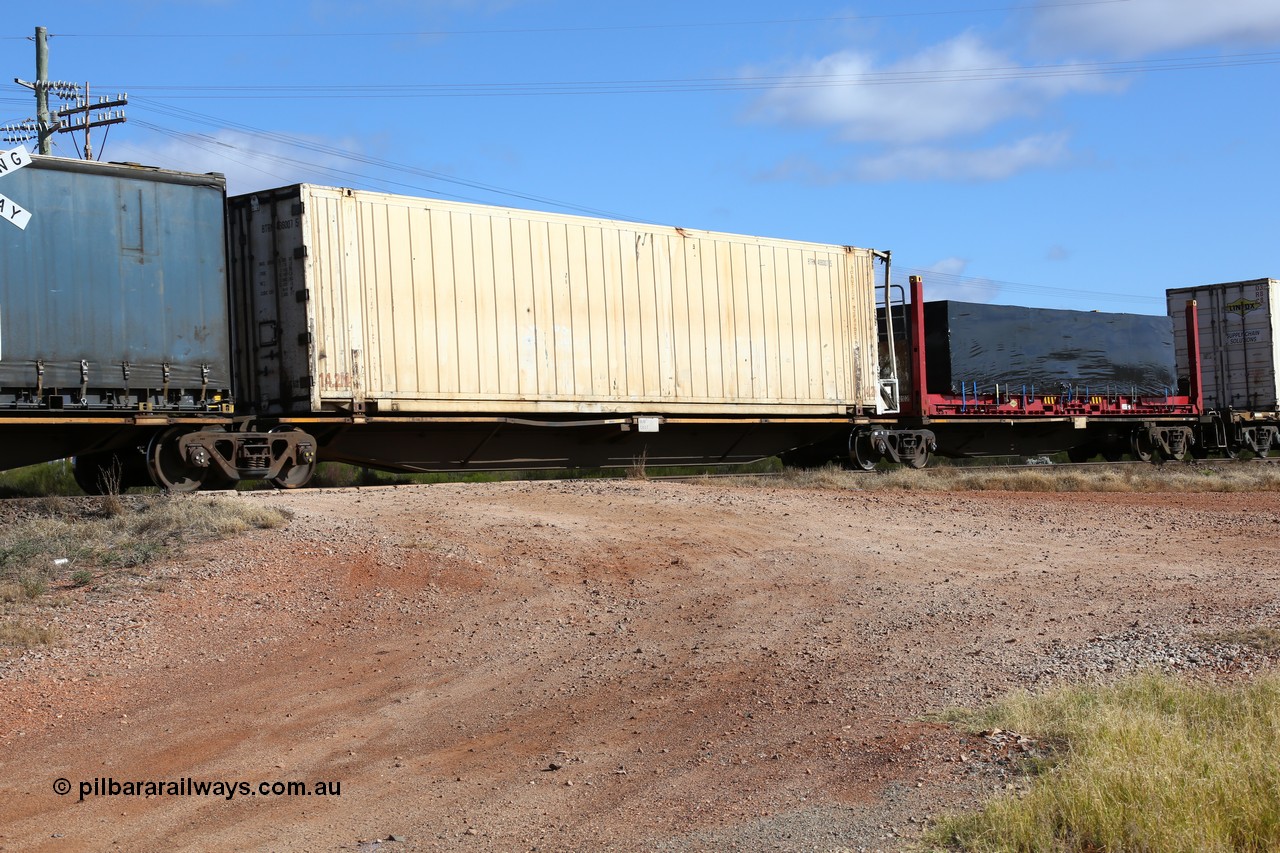 160522 2355
Parkeston, 7MP7 priority service train, RRAY 7243 platform 2 of 5-pack articulated skel waggon set, 1 of 100 built by ABB Engineering NSW 1996-2000, 46' reefer BTRN 466007.
Keywords: RRAY-type;RRAY7243;ABB-Engineering-NSW;