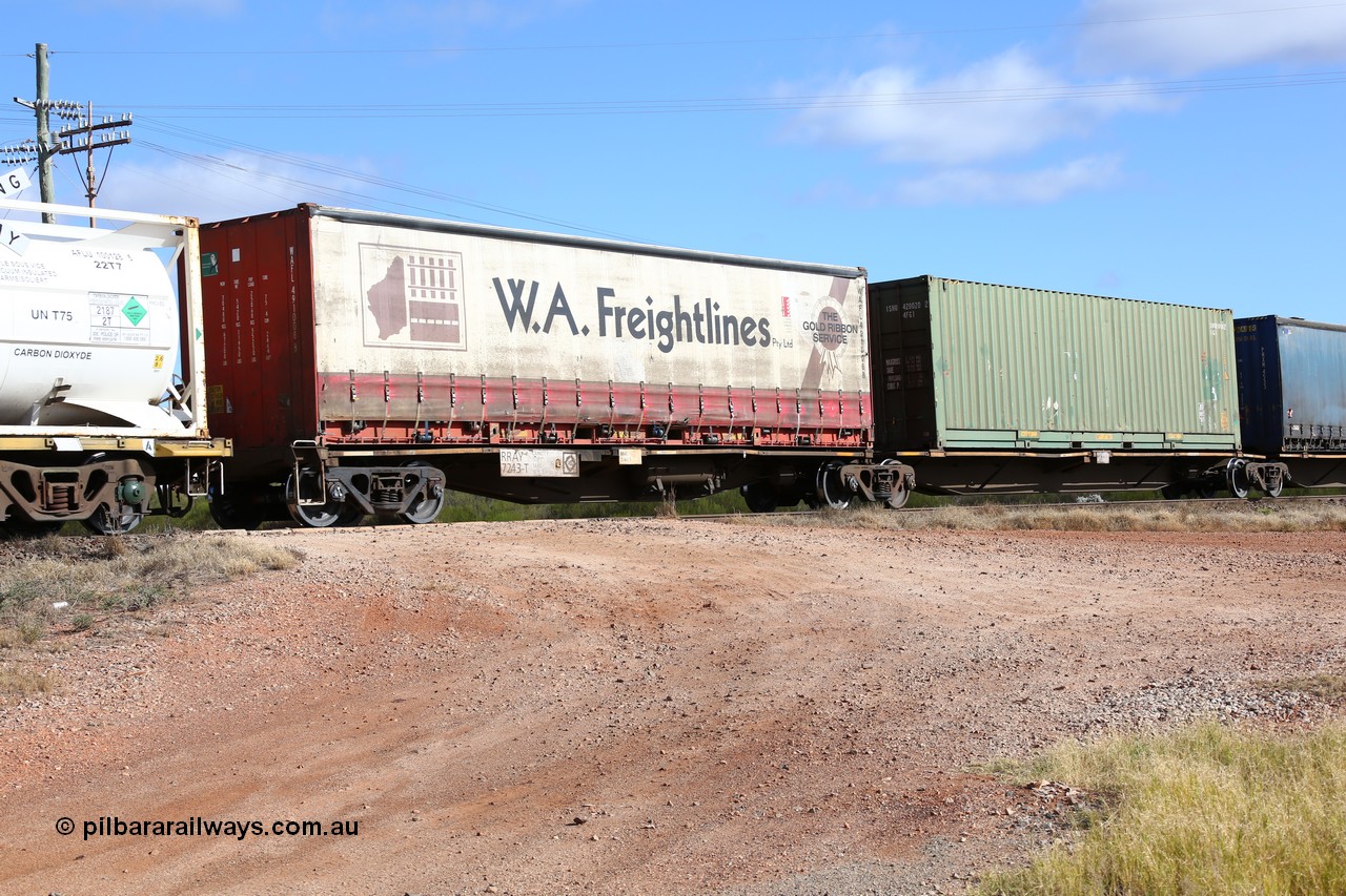160522 2358
Parkeston, 7MP7 priority service train, RRAY 7243 platform 5 of 5-pack articulated skel waggon set, 1 of 100 built by ABB Engineering NSW 1996-2000, 40' W.A.. Freightlines curtainsider WAFL 491008.
Keywords: RRAY-type;RRAY7243;ABB-Engineering-NSW;
