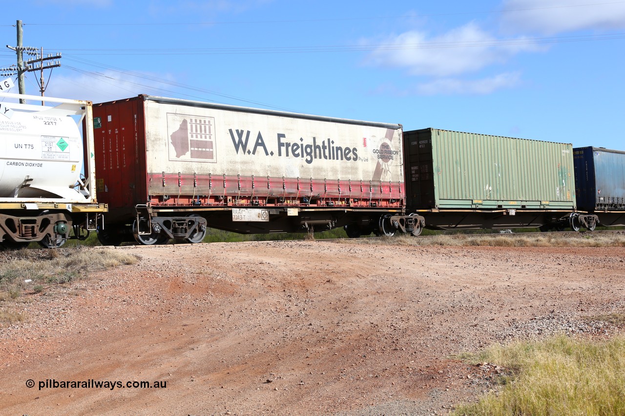 160522 2358
Parkeston, 7MP7 priority service train, RRAY 7243 platform 5 of 5-pack articulated skel waggon set, 1 of 100 built by ABB Engineering NSW 1996-2000, 40' W.A.. Freightlines curtainsider WAFL 491008.
Keywords: RRAY-type;RRAY7243;ABB-Engineering-NSW;