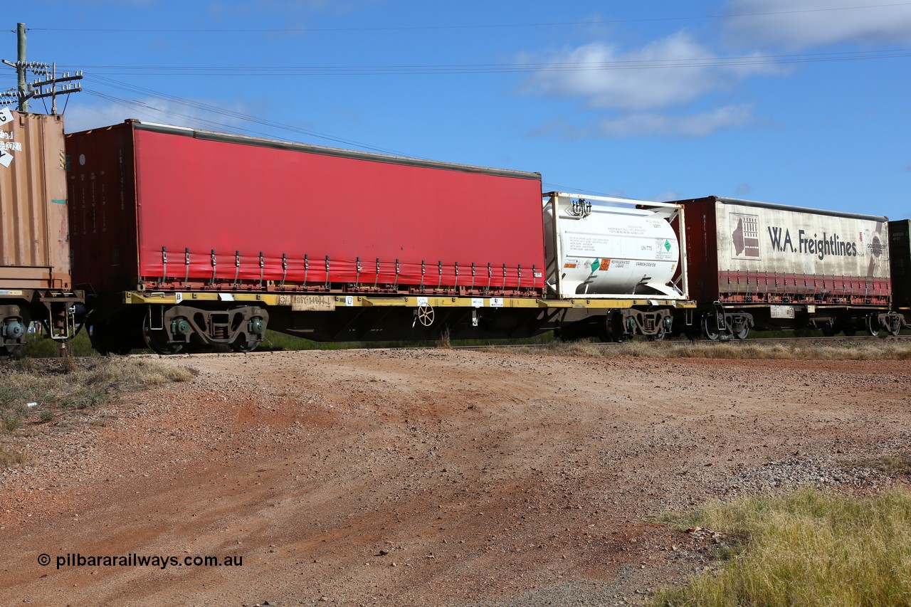 160522 2359
Parkeston, 7MP7 priority service train, RQGY 14944 container waggon, 20' Air Liquide WA tanktainer AFLU 100128 and 40' red curtainsider IS#U 41030.
Keywords: RQGY-type;RQGY14944;