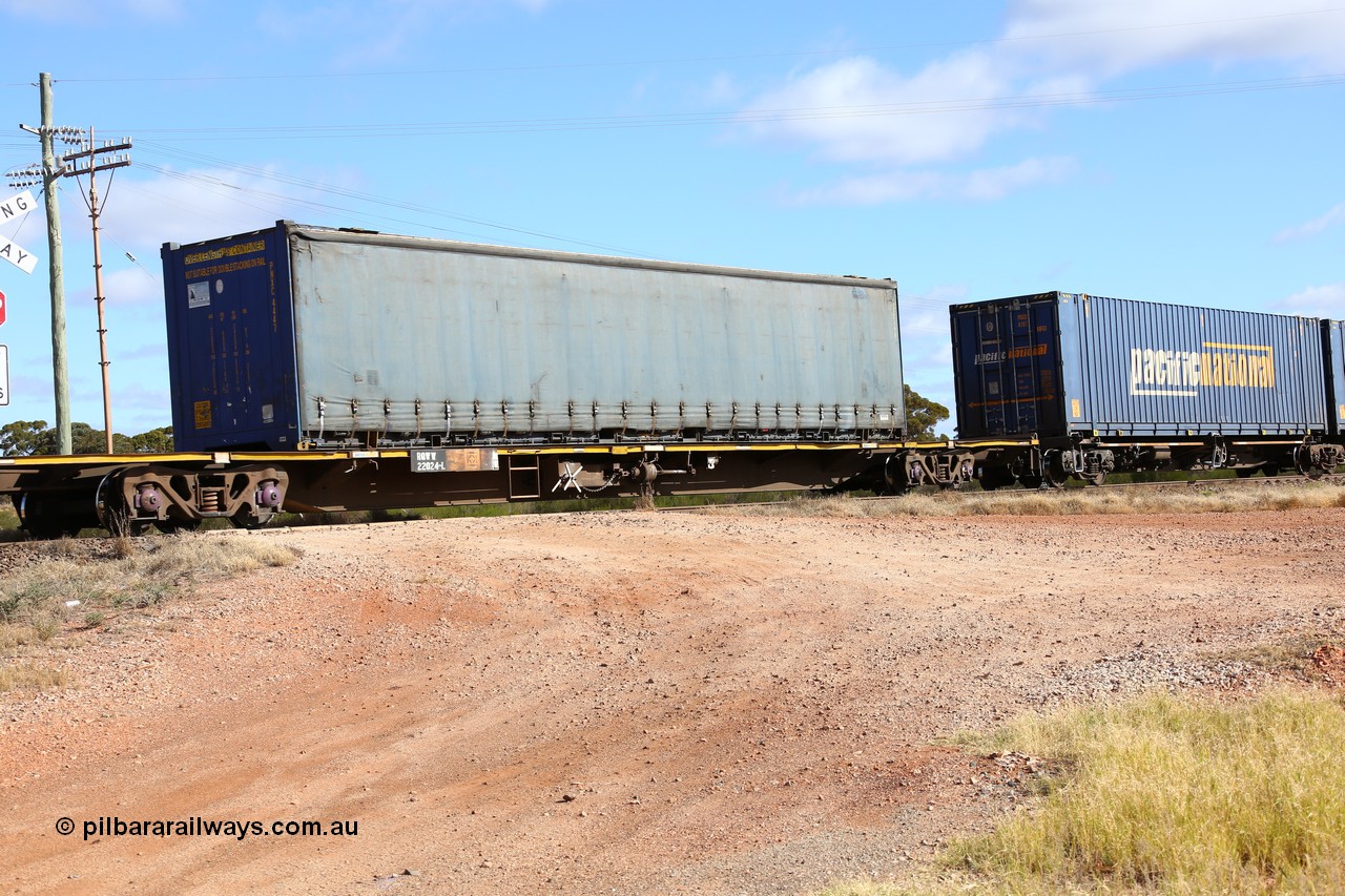 160522 2386
Parkeston, 7MP7 priority service train, RQWW 22024 container waggon, one of thirty two built by Comeng NSW in 1973-75 as JCW type, recoded to NQJW, with a 48' Pacific National curtainsider PNXC 4447.
Keywords: RQWW-type;RQWW22024;Comeng-NSW;JCW-type;NQJW-type;
