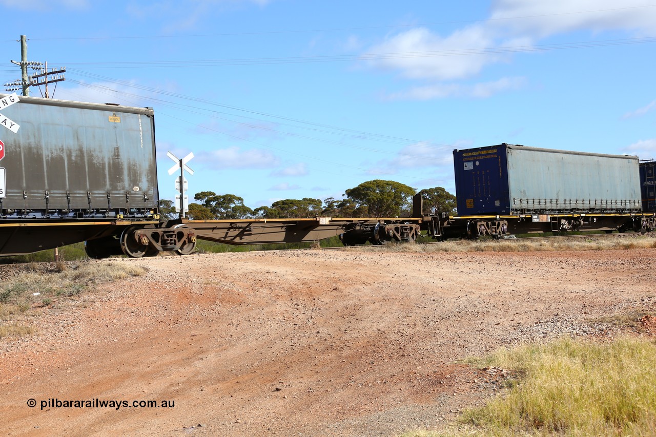 160522 2387
Parkeston, 7MP7 priority service train, RRAY 7229 platform 5 of 5-pack articulated skel waggon set, 1 of 100 built by ABB Engineering NSW 1996-2000, 40' deck empty.
Keywords: RRAY-type;RRAY7229;ABB-Engineering-NSW;