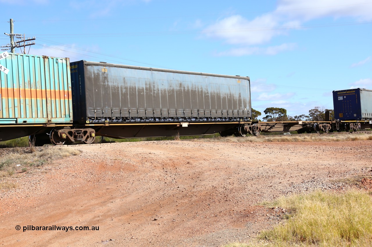 160522 2388
Parkeston, 7MP7 priority service train, RRAY 7229 platform 4 of 5-pack articulated skel waggon set, 1 of 100 built by ABB Engineering NSW 1996-2000, 48' deck, Pacific National curtainsider PNXM 4542.
Keywords: RRAY-type;RRAY7229;ABB-Engineering-NSW;