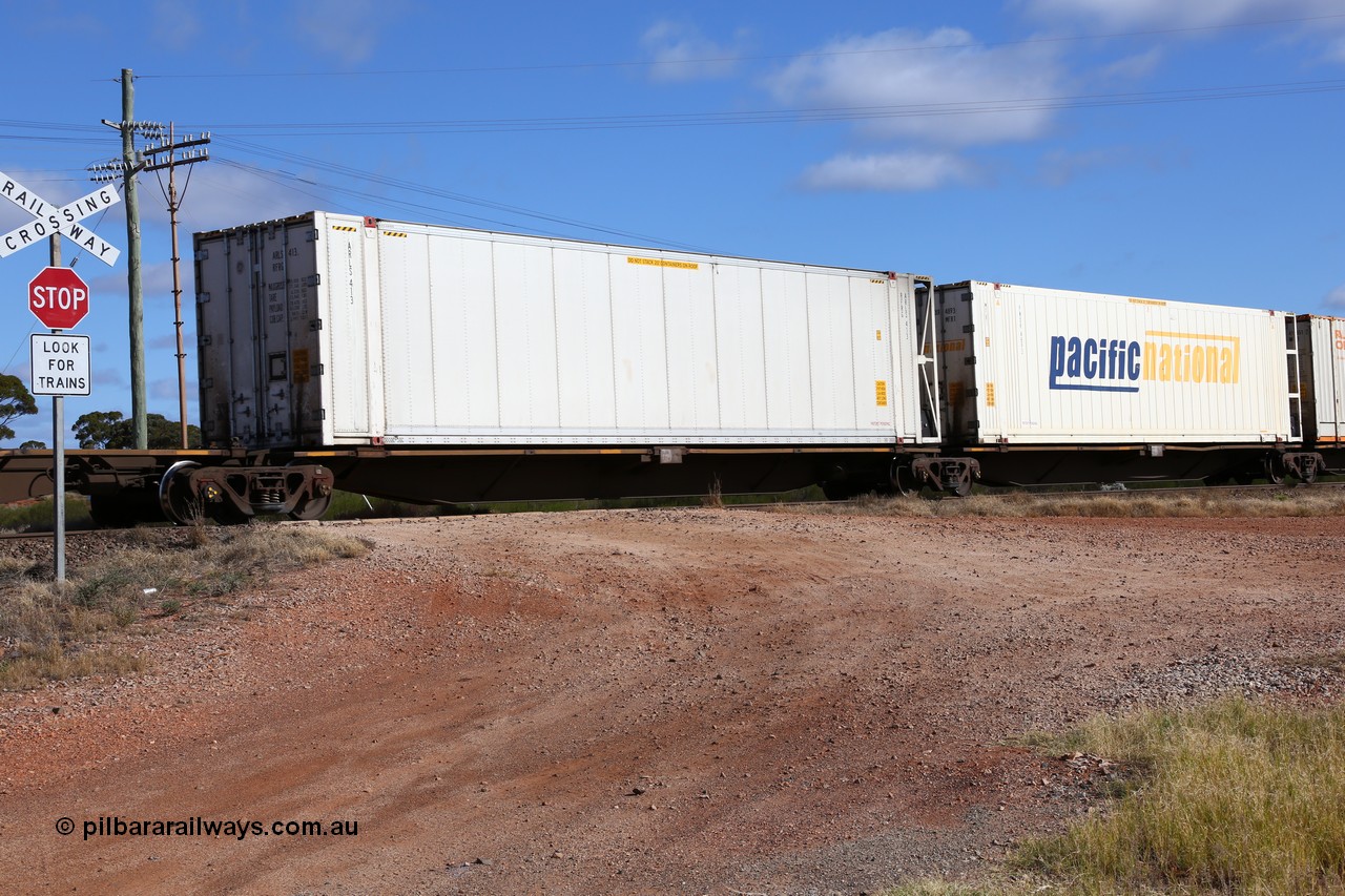 160522 2438
Parkeston, 7MP7 priority service train, RRAY 7203 platform 4 of 5-pack articulated skel waggon set, 1 of 100 built by ABB Engineering NSW 1996-2000, 48' deck with 46' reefer ARLS 413.
Keywords: RRAY-type;RRAY7203;ABB-Engineering-NSW;