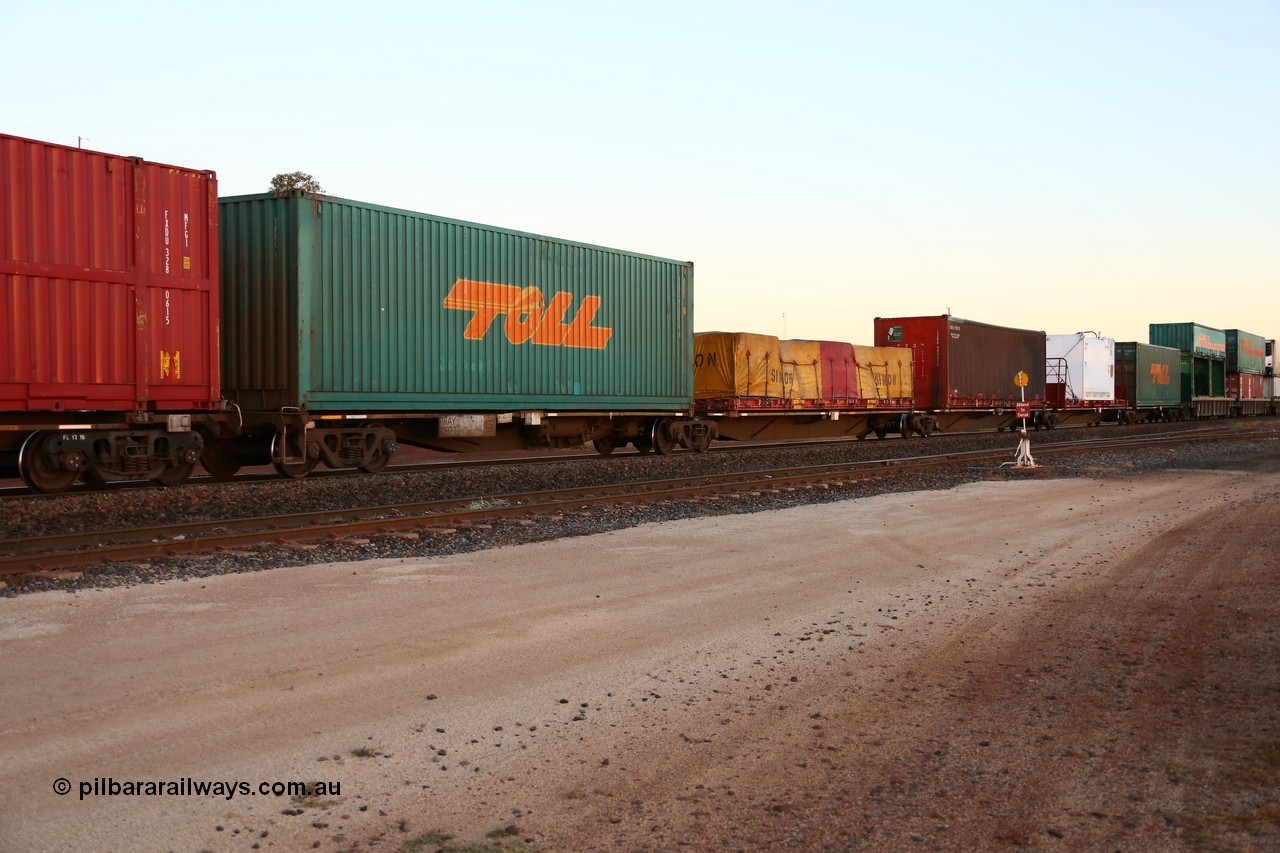 160523 2720
Parkeston, 1PM5 intermodal train, RRAY 7197 5-pack articulated skel waggon set, one of 100 built by ABB Engineering NSW 1996-2000, with two Toll 40' boxes, K+S Freighters 40' box and two 40' flatracks.
Keywords: RRAY-type;RRAY7197;ABB-Engineering-NSW;