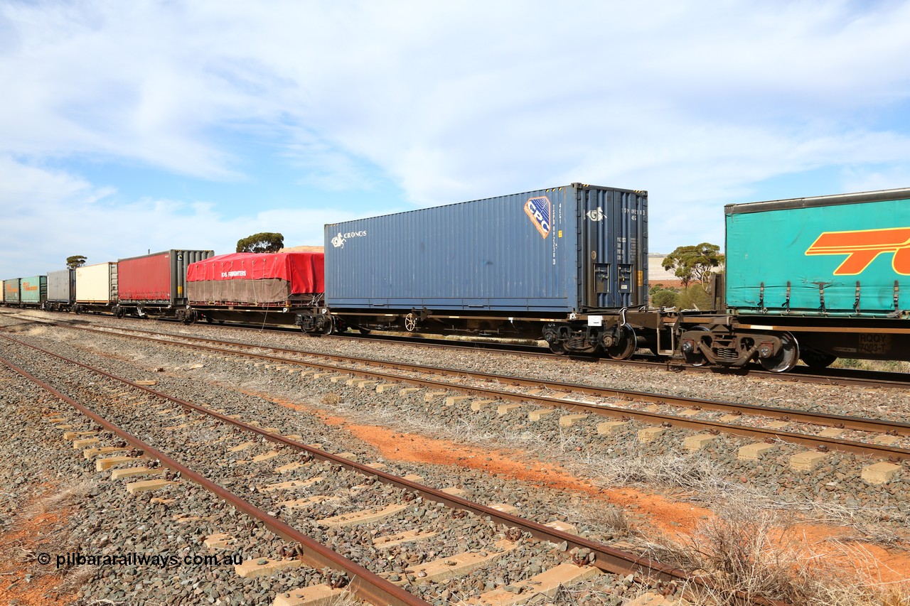 160523 2948
Parkeston, 7SP3 intermodal train, RRQY 8307 5-pack articulated skel waggon, one of forty one sets built by Qiqihar Rollingstock Works China in 2006 loaded with 40' containers.
Keywords: RRQY-type;RRQY830P;Qiqihar-Rollingstock-Works-China;
