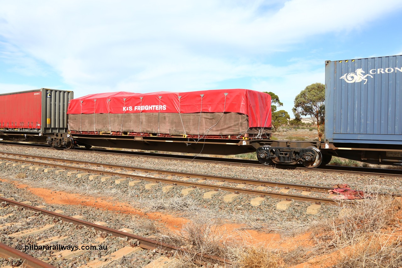 160523 2950
Parkeston, 7SP3 intermodal train, RRQY 8307 platform 2 of 5-pack articulated skel waggon, one of forty one sets built by Qiqihar Rollingstock Works China in 2006 loaded with a K+S Freighters 40' KT series flatrack 400235.
Keywords: RRQY-type;RRQY830P;Qiqihar-Rollingstock-Works-China;