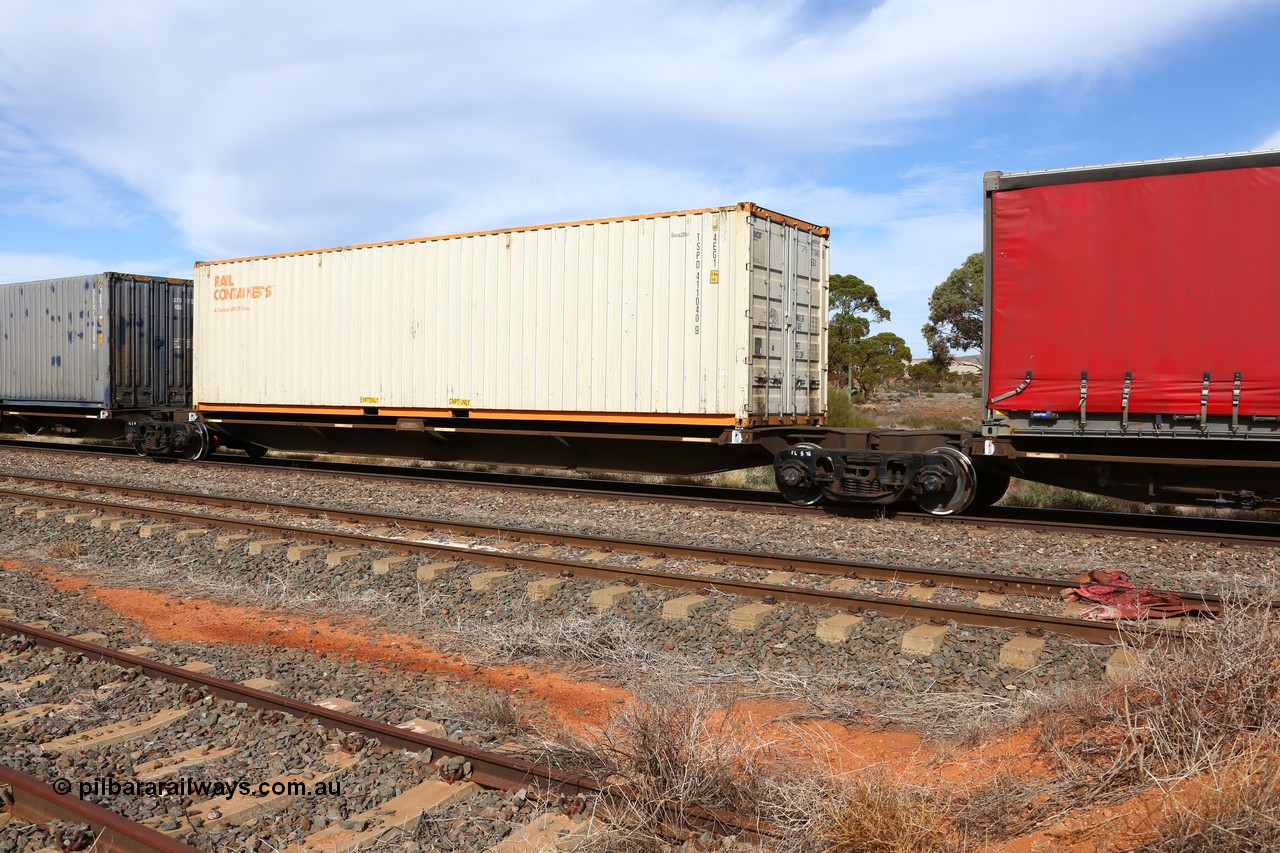 160523 2952
Parkeston, 7SP3 intermodal train, RRQY 8307 platform 4 of 5-pack articulated skel waggon, one of forty one sets built by Qiqihar Rollingstock Works China in 2006 loaded with a SCR Rail Containers 40' box TSPD 411040.
Keywords: RRQY-type;RRQY830P;Qiqihar-Rollingstock-Works-China;