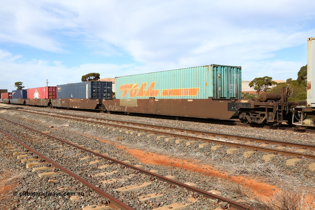 160523 2981
Parkeston, 7SP3 intermodal train, PQYY 7083, the PQYY type is a 5-pack articulated well waggon set built in September 1995 by AN Islington Workshops as one of a pair of RQYY for Boxcar/Cubico and recoded in the late '90s to PQYY.
Keywords: PQYY-type;PQYY7083;AN-Islington-WS;RKQY-type;