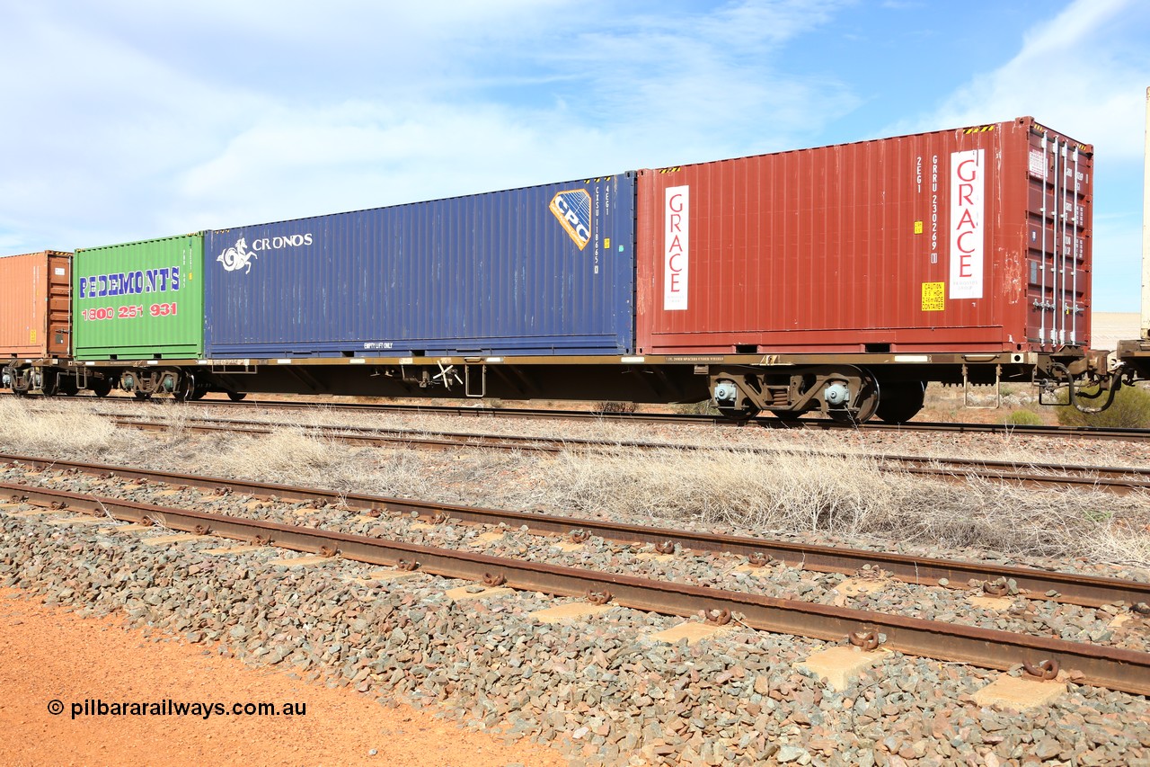 160523 3007
Parkeston, 7SP3 intermodal train, RQJW 60021 jumbo container waggon, one of fifty built by EPT NSW as NQJW type in 1984-85, loaded with 20' 2EG1 type Grace box GRRU 230269 [1], 40' 4EG1 type Cronos box CXSU 118665 and 20' 2EG1 type Pedemonts box PHR 645.
Keywords: RQJW-type;RQJW60021;EPT-NSW;NQJW-type;