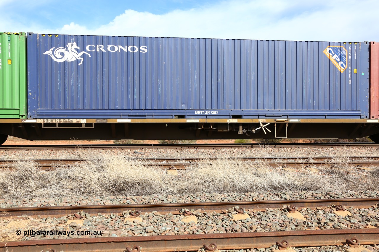 160523 3008
Parkeston, 7SP3 intermodal train, RQJW 60021 jumbo container waggon, one of fifty built by EPT NSW as NQJW type in 1984-85, number board and brake arrangement side view with 40' 4EG1 type Cronos box CXSU 118665.
Keywords: RQJW-type;RQJW60021;EPT-NSW;NQJW-type;