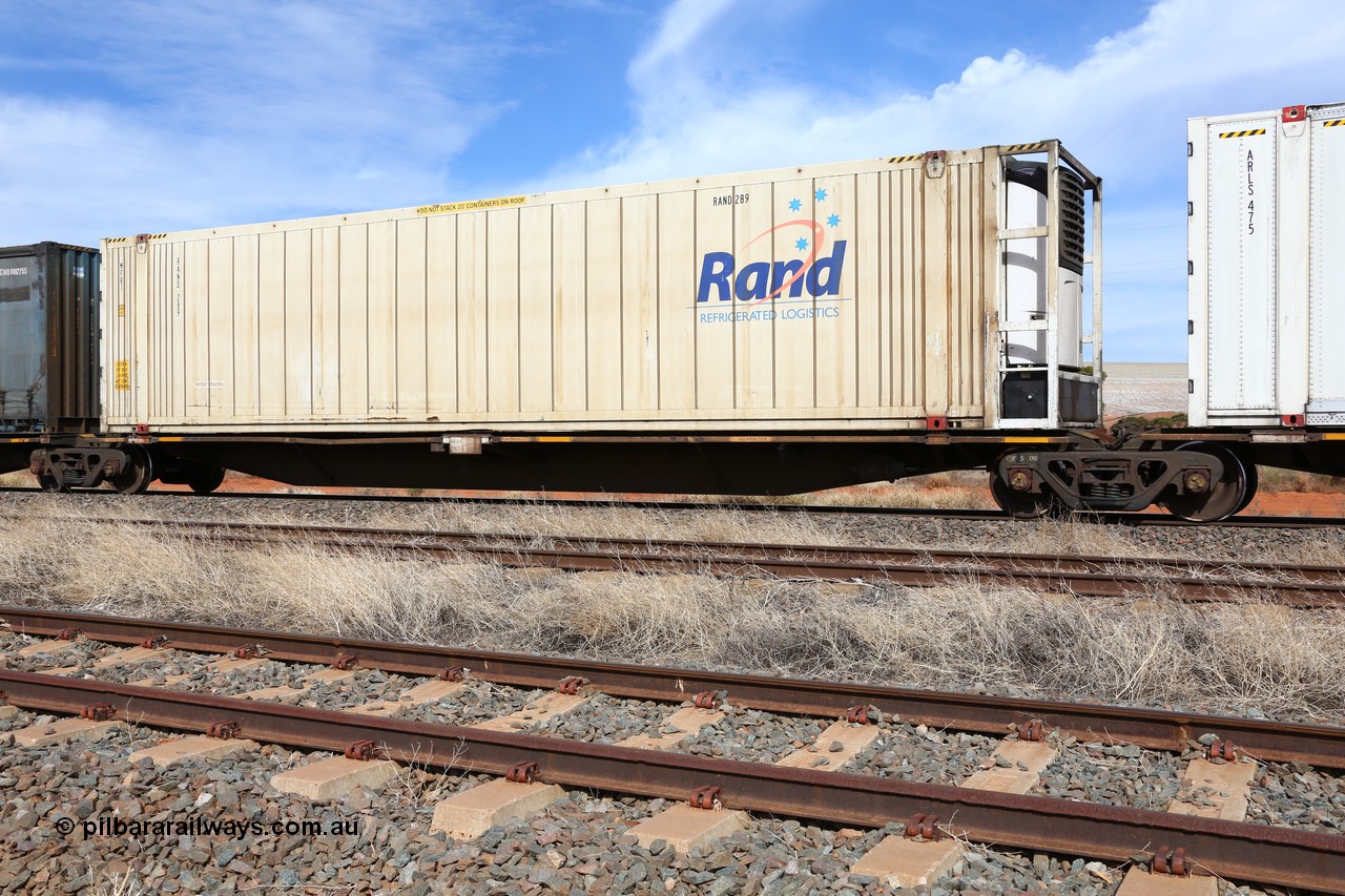 160523 3020
Parkeston, 7SP3 intermodal train, RRAY 7167 platform 2 of 5-pack articulated skeletal waggon set, one of 100 built by ABB Engineering NSW 1996-2000 with a 46' Rand Refrigerated Logistics MFR1 type reefer RAND 289.
Keywords: RRAY-type;RRAY7167;ABB-Engineering-NSW;