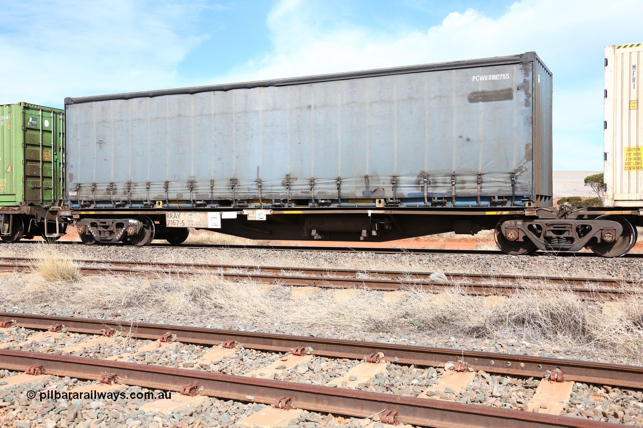 160523 3021
Parkeston, 7SP3 intermodal train, RRAY 7167 platform 1 of 5-pack articulated skeletal waggon set, one of 100 built by ABB Engineering NSW 1996-2000 with a PN 40' curtainsider PCWU 000075 [5].
Keywords: RRAY-type;RRAY7167;ABB-Engineering-NSW;