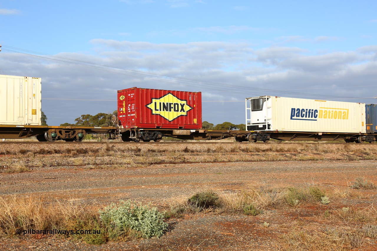 160525 4448
Parkeston, 3PM7 priority service train, RRAY 7244 platform 1 of 5-pack articulated skel waggon set, one of 100 built by ABB Engineering NSW 1996-2000, 40' deck with 20' Linfox FSWB 963512 container.
Keywords: RRAY-type;RRAY7244;ABB-Engineering-NSW;