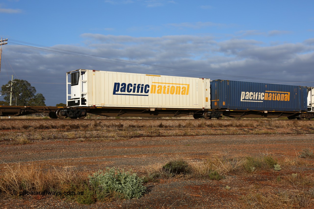 160525 4449
Parkeston, 3PM7 priority service train, RRAY 7244 platform 2 of 5-pack articulated skel waggon set, one of 100 built by ABB Engineering NSW 1996-2000, 48' deck with a 46' Pacific National reefer PNXR 4858.
Keywords: RRAY-type;RRAY7244;ABB-Engineering-NSW;