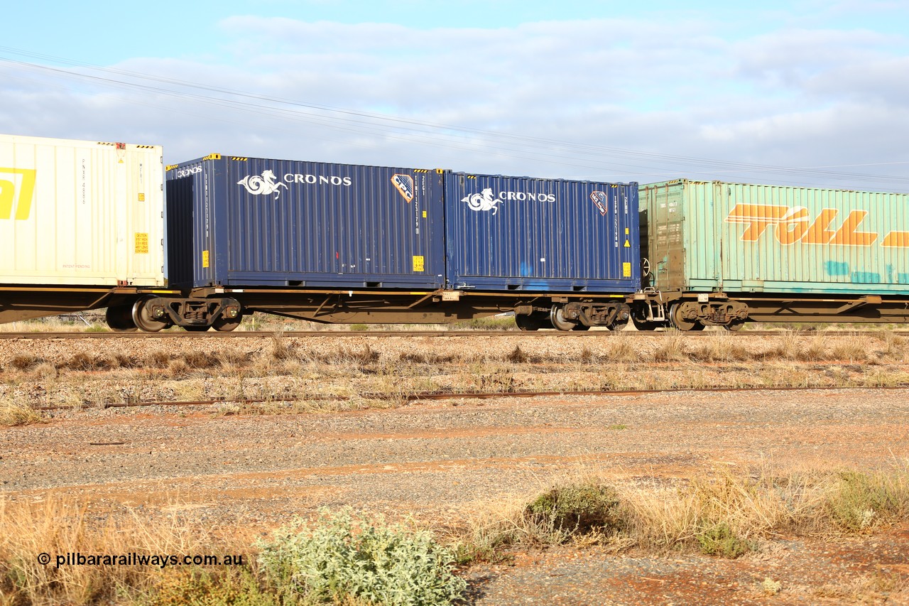 160525 4452
Parkeston, 3PM7 priority service train, RRAY 7244 platform 5 of 5-pack articulated skel waggon set, one of 100 built by ABB Engineering NSW 1996-2000, 40' deck with two Cronos 20' bulker boxes TINT 123179 and TSPD 122198.
Keywords: RRAY-type;RRAY7244;ABB-Engineering-NSW;