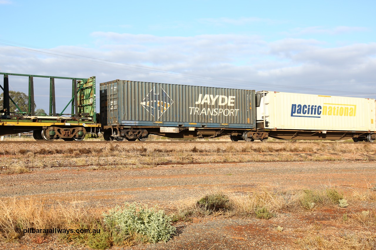 160525 4460
Parkeston, 3PM7 priority service train, RRAY 7243 platform 5 of 5-pack articulated skel waggon set, one of 100 built by ABB Engineering NSW 1996-2000, 40' deck with Jayde Transport 40' container MEHU 350028.
Keywords: RRAY-type;RRAY7243;ABB-Engineering-NSW;