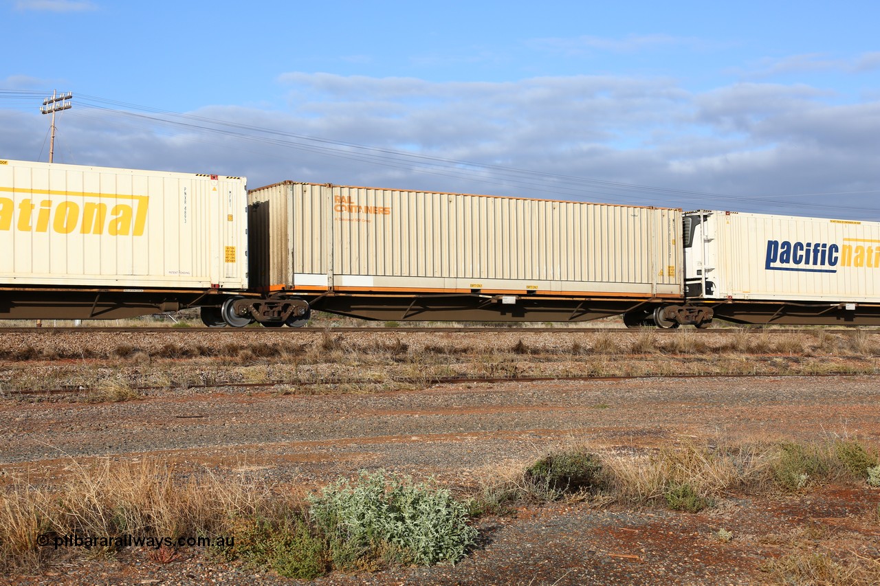 160525 4462
Parkeston, 3PM7 priority service train, RRAY 7243 platform 3 of 5-pack articulated skel waggon set, one of 100 built by ABB Engineering NSW 1996-2000, 48' deck with a Rail Containers sea2rail 48' box SCFU 411203.
Keywords: RRAY-type;RRAY7243;ABB-Engineering-NSW;