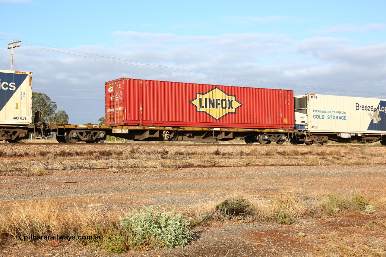 160525 4465
Parkeston, 3PM7 priority service train, RQCY 923 container waggon one of one hundred built by Victorian Railways Bendigo Workshops 1977 as FQX, then VQCX, Linfox 48' box DRC 609.
Keywords: RQCY-type;RQCY923;Victorian-Railways-Bendigo-WS;FQX-type;VQCX-type;RQCX-type;