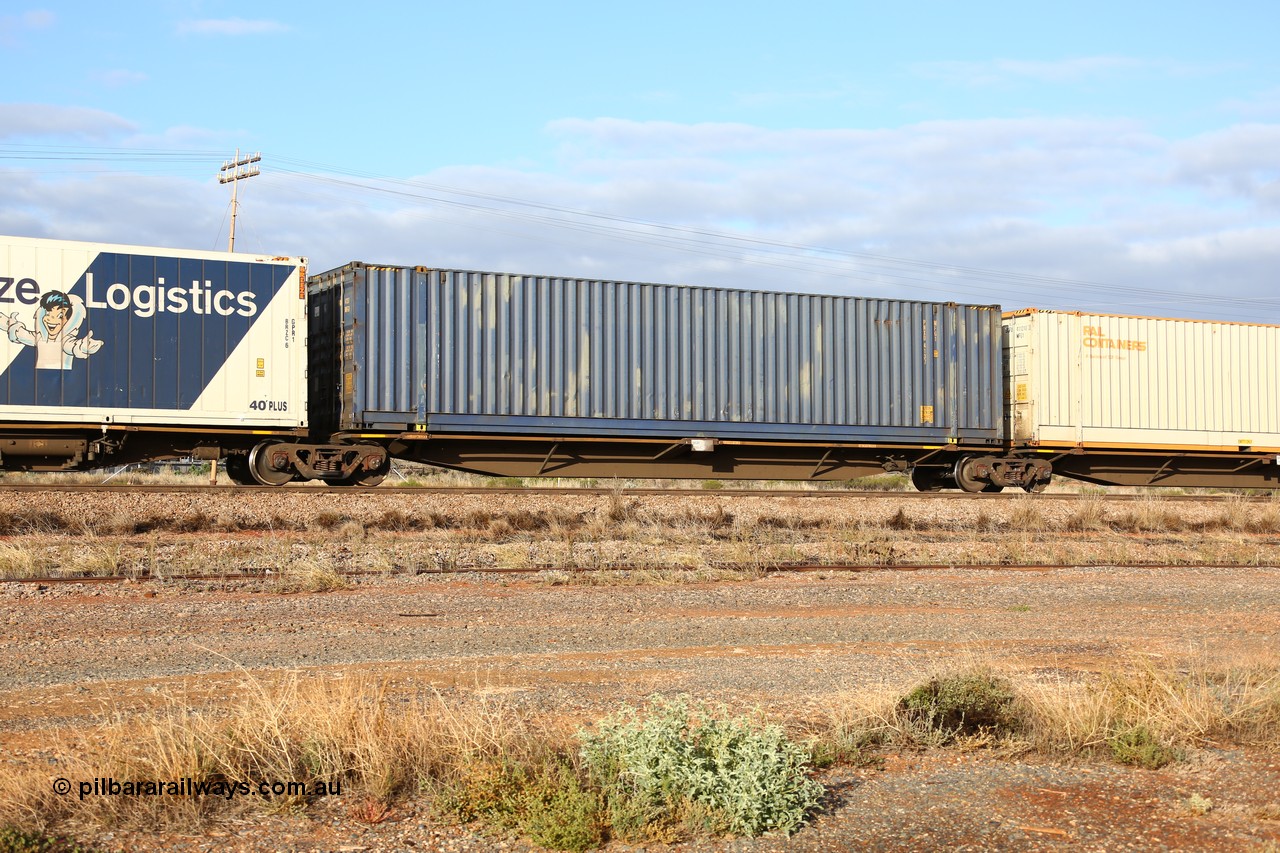 160525 4467
Parkeston, 3PM7 priority service train, RRAY 7190 platform 4 of 5-pack articulated skel waggon set, one of 100 built by ABB Engineering NSW 1996-2000, 48' deck with a plain blue Pacific National 48' box PNXD 4137.
Keywords: RRAY-type;RRAY7190;ABB-Engineering-NSW;