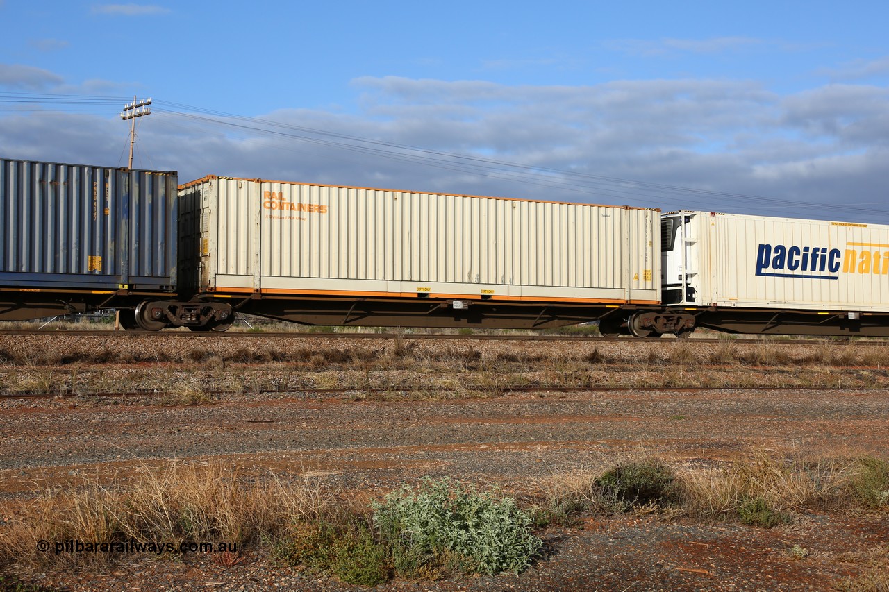 160525 4468
Parkeston, 3PM7 priority service train, RRAY 7190 platform 3 of 5-pack articulated skel waggon set, one of 100 built by ABB Engineering NSW 1996-2000, 48' deck with a Rail Containers sea2rail 48' box SCFU 411210.
Keywords: RRAY-type;RRAY7190;ABB-Engineering-NSW;