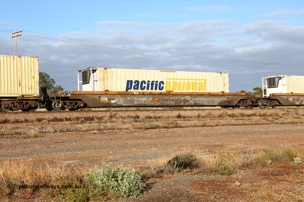 160525 4476
Parkeston, 3PM7 priority service train, RRZY 7034 platform 1 of 5-pack well waggon set, one of twenty six sets built by Goninan in 1995-96 for National Rail, Pacific National 46' reefer PNXR 4897.
Keywords: RRZY-type;RRZY7034;Goninan-NSW;