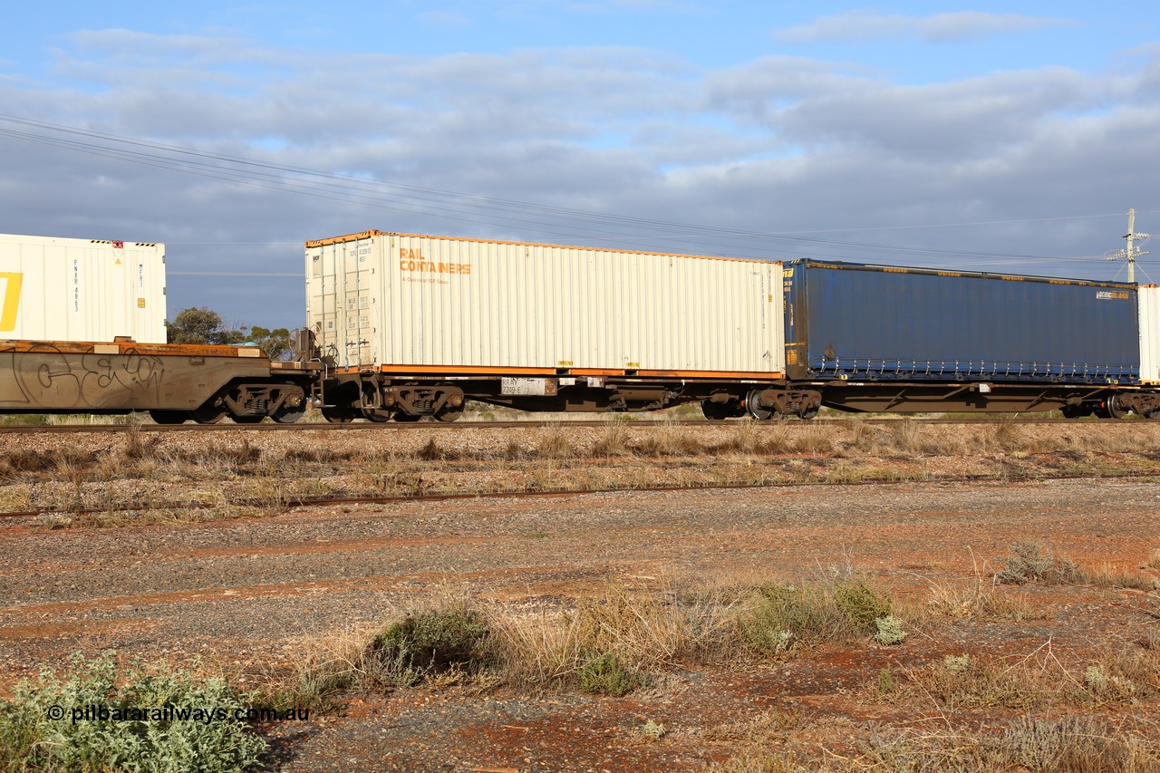 160525 4481
Parkeston, 3PM7 priority service train, RRAY 7249 platform 5 of 5-pack articulated skel waggon set, one of 100 built by ABB Engineering NSW 1996-2000, 40' deck with a 40' Rail Containers sea2rail box SCFU 412081.
Keywords: RRAY-type;RRAY7249;ABB-Engineering-NSW;