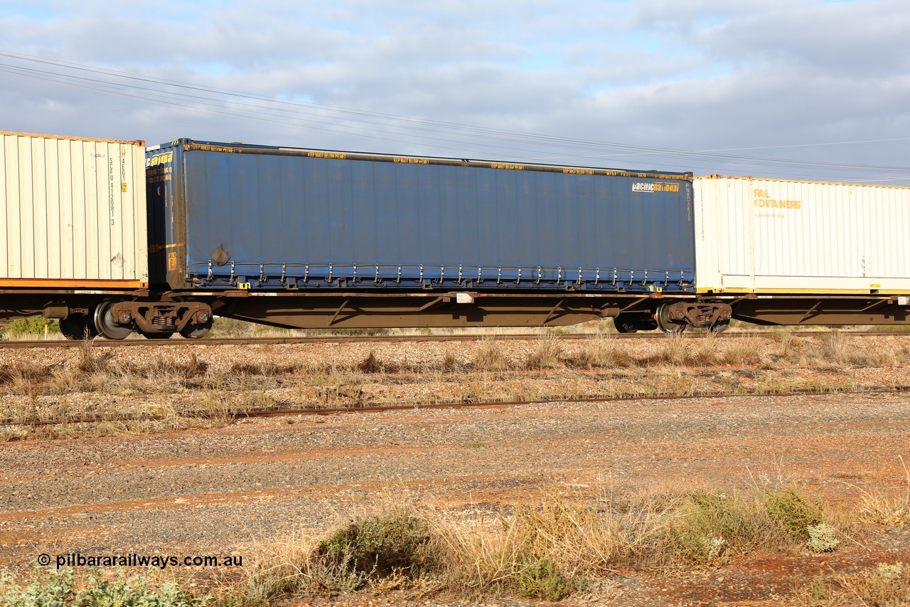 160525 4483
Parkeston, 3PM7 priority service train, RRAY 7249 platform 4 of 5-pack articulated skel waggon set, one of 100 built by ABB Engineering NSW 1996-2000, 48' deck with a 48' Pacific National curtainsider PNXC 5670.
Keywords: RRAY-type;RRAY7249;ABB-Engineering-NSW;