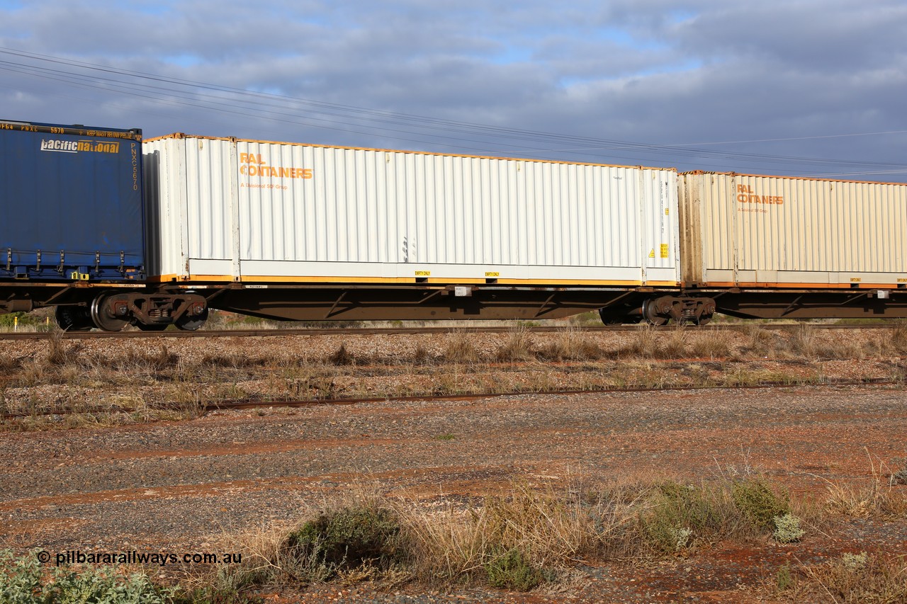 160525 4484
Parkeston, 3PM7 priority service train, RRAY 7249 platform 3 of 5-pack articulated skel waggon set, one of 100 built by ABB Engineering NSW 1996-2000, 48' deck with a 48' Rail Containers sea2rail box SCFU 411218.
Keywords: RRAY-type;RRAY7249;ABB-Engineering-NSW;