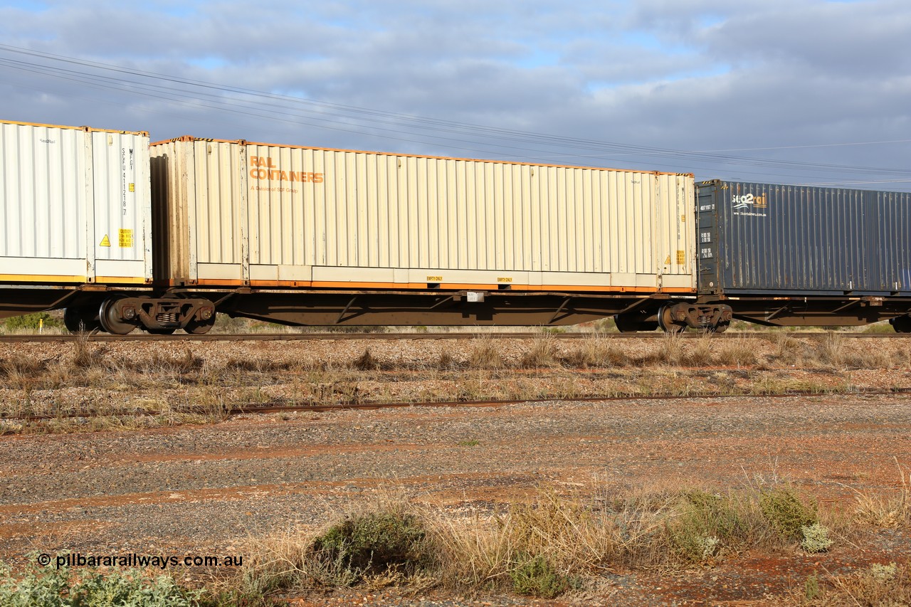 160525 4485
Parkeston, 3PM7 priority service train, RRAY 7249 platform 2 of 5-pack articulated skel waggon set, one of 100 built by ABB Engineering NSW 1996-2000, 48' deck with a 48' Rail Containers sea2rail box SCFU 912368.
Keywords: RRAY-type;RRAY7249;ABB-Engineering-NSW;