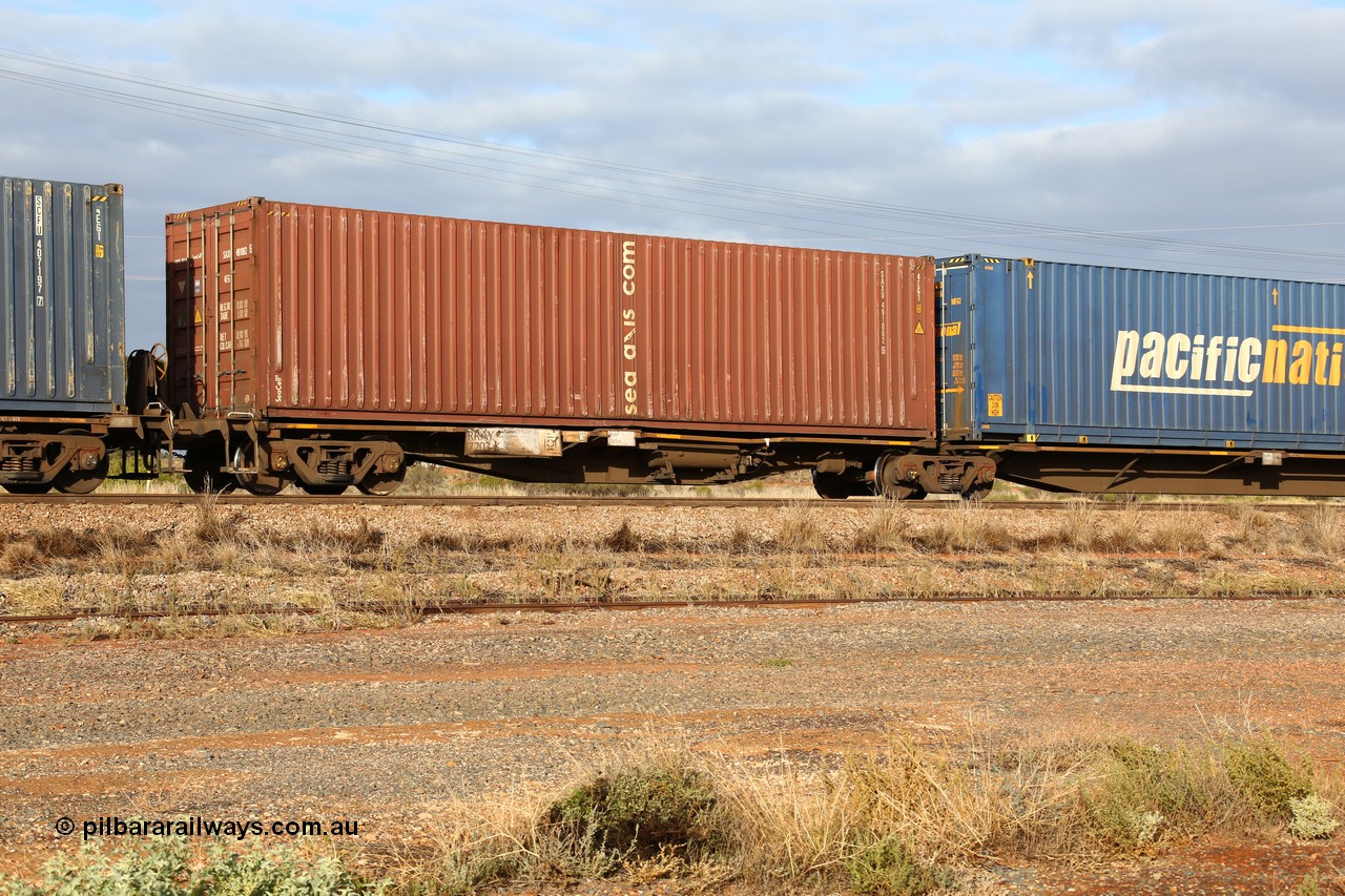 160525 4487
Parkeston, 3PM7 priority service train, RRAY 7203 platform 5 of 5-pack articulated skel waggon set, one of 100 built by ABB Engineering NSW 1996-2000, 40' deck with a Sea Cell Sea Axis 40' container SAXU 491062.
Keywords: RRAY-type;RRAY7203;ABB-Engineering-NSW;