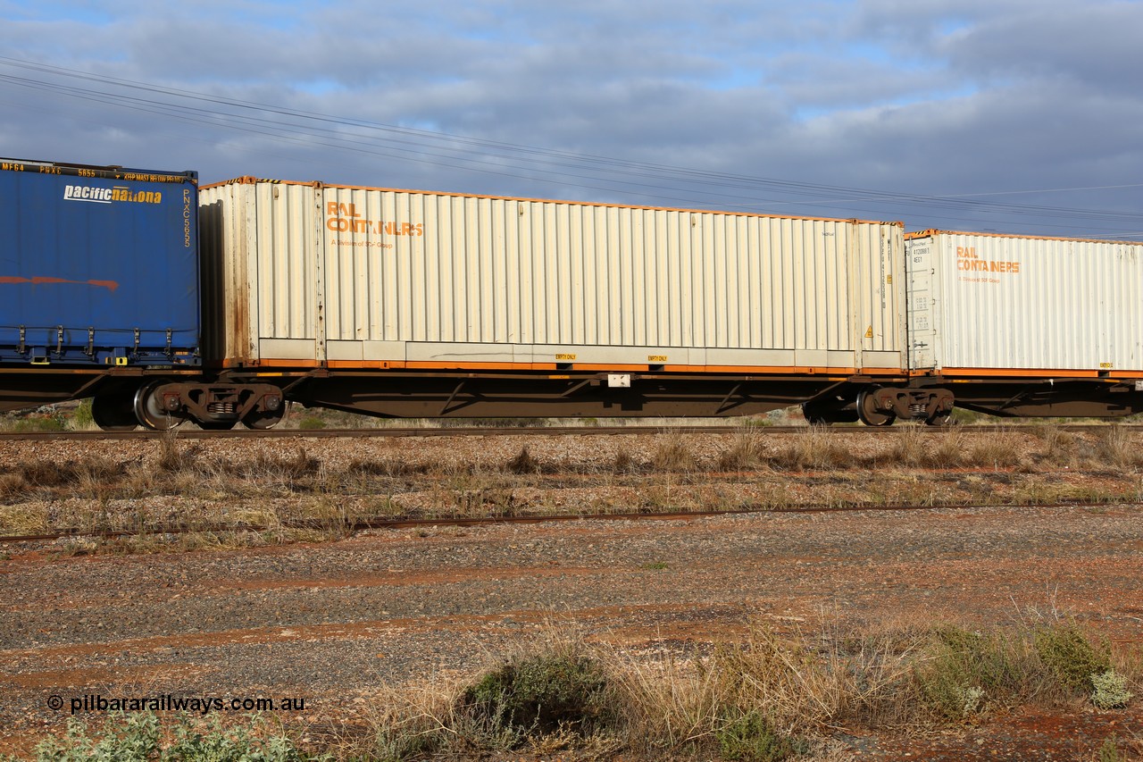 160525 4490
Parkeston, 3PM7 priority service train, RRAY 7203 platform 2 of 5-pack articulated skel waggon set, one of 100 built by ABB Engineering NSW 1996-2000, 48' deck with a Rail Containers sea2rail 48' box SCFU 412538.
Keywords: RRAY-type;RRAY7203;ABB-Engineering-NSW;