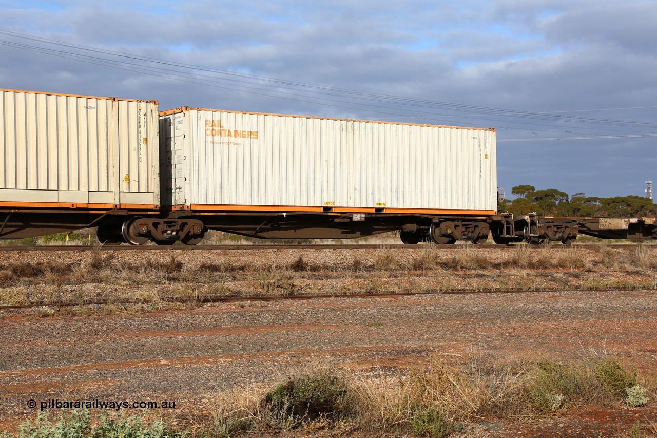 160525 4491
Parkeston, 3PM7 priority service train, RRAY 7203 platform 1 of 5-pack articulated skel waggon set, one of 100 built by ABB Engineering NSW 1996-2000, 40' deck with a Rail Containers sea2rail 40' box SCFU 412088.
Keywords: RRAY-type;RRAY7203;ABB-Engineering-NSW;