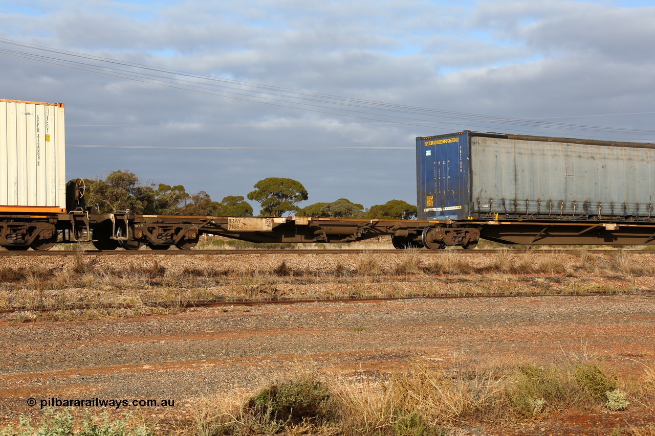 160525 4492
Parkeston, 3PM7 priority service train, RRAY 7166 platform 1 of 5-pack articulated skel waggon set, one of 100 built by ABB Engineering NSW 1996-2000, 40' deck, empty.
Keywords: RRAY-type;RRAY7166;ABB-Engineering-NSW;