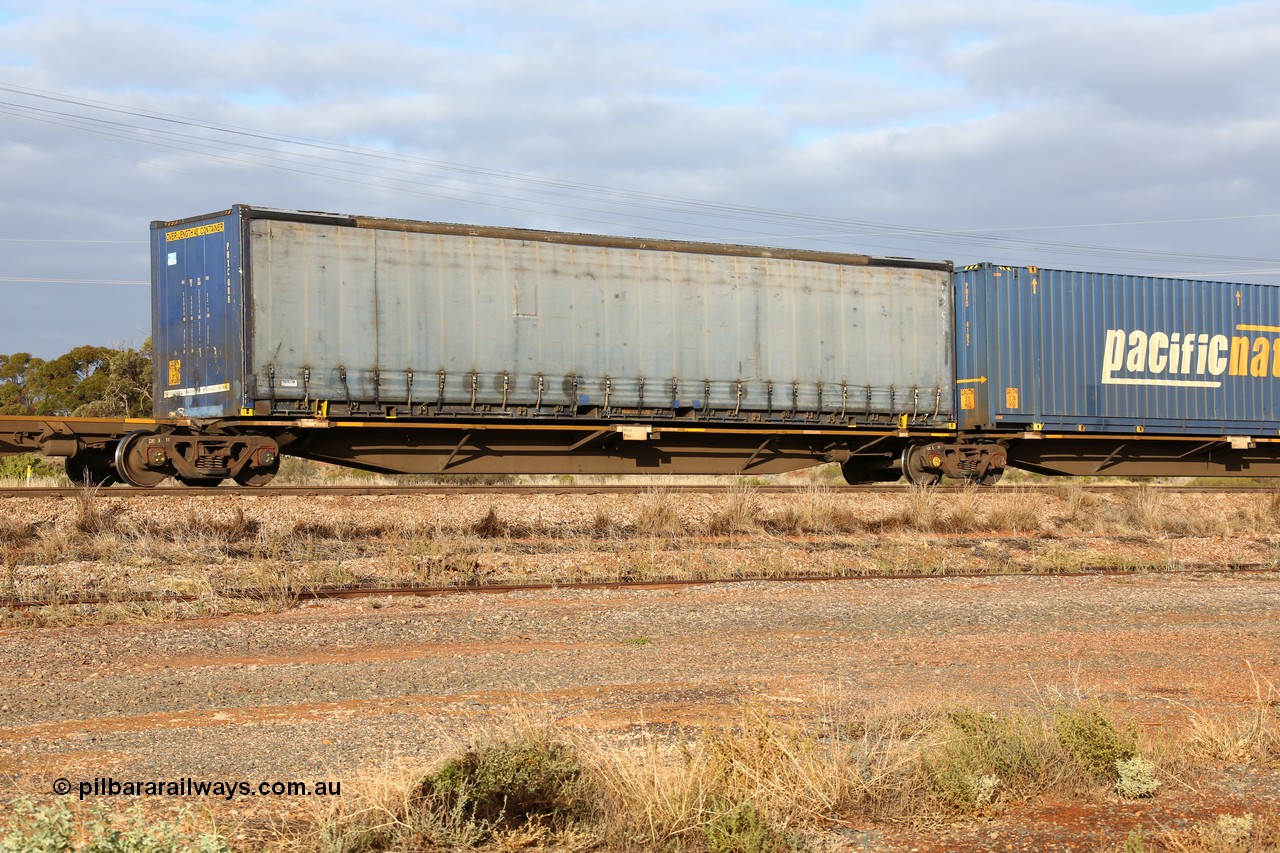 160525 4493
Parkeston, 3PM7 priority service train, RRAY 7166 platform 2 of 5-pack articulated skel waggon set, one of 100 built by ABB Engineering NSW 1996-2000, 48' deck with a Pacific National 48' curtainsider PNXC 006.
Keywords: RRAY-type;RRAY7166;ABB-Engineering-NSW;