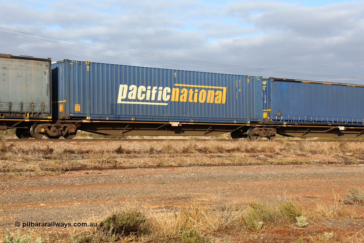 160525 4494
Parkeston, 3PM7 priority service train, RRAY 7166 platform 3 of 5-pack articulated skel waggon set, one of 100 built by ABB Engineering NSW 1996-2000, 48' deck with a Pacific National 48' container PNXD 4192.
Keywords: RRAY-type;RRAY7166;ABB-Engineering-NSW;