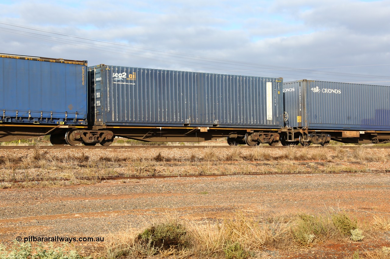 160525 4496
Parkeston, 3PM7 priority service train, RRAY 7166 platform 5 of 5-pack articulated skel waggon set, one of 100 built by ABB Engineering NSW 1996-2000, 40' deck, SCF sea2rail 40' box SCFU 408196.
Keywords: RRAY-type;RRAY7166;ABB-Engineering-NSW;