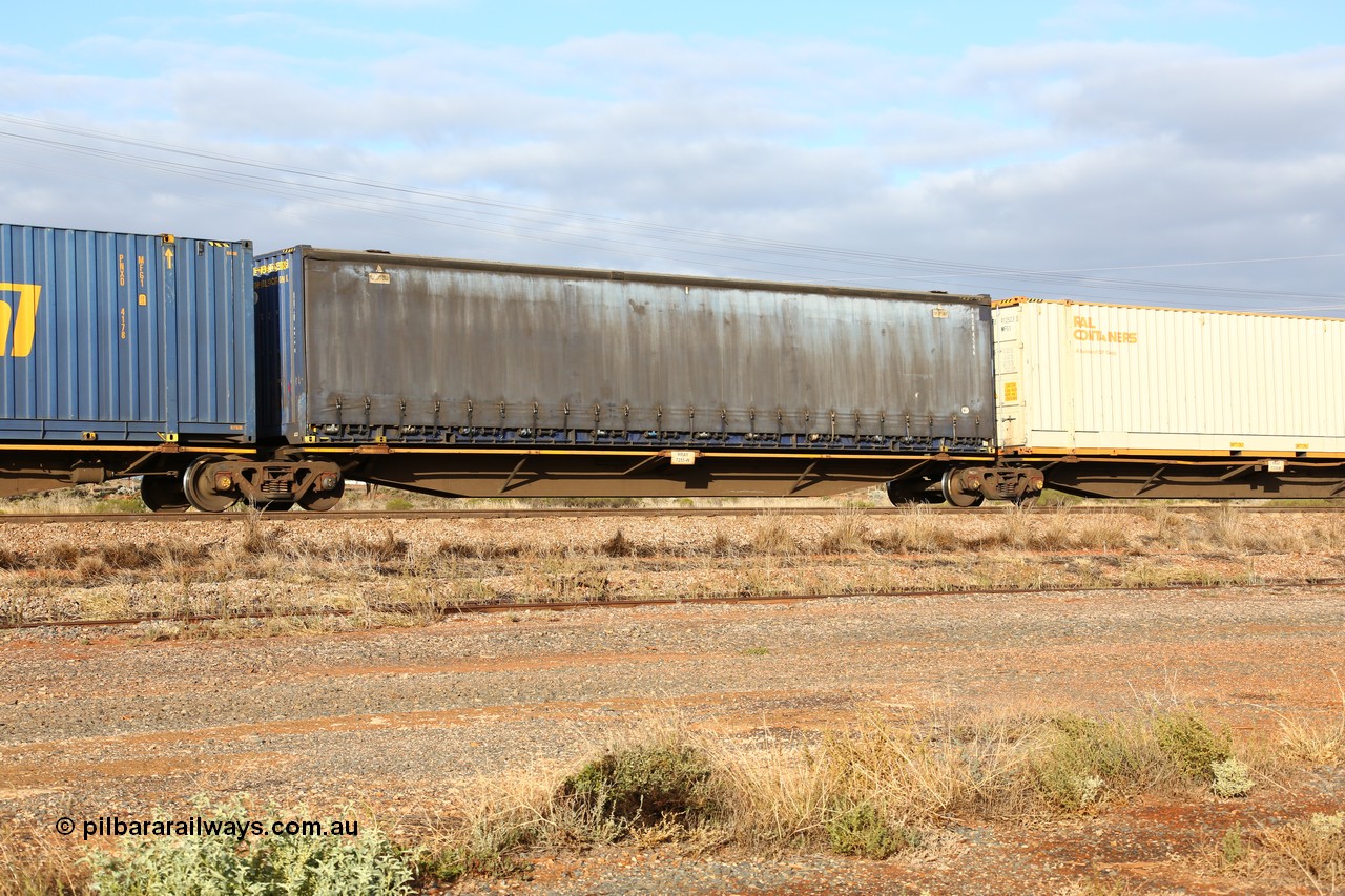 160525 4510
Parkeston, 3PM7 priority service train, RRAY 7255 platform 3 of 5-pack articulated skel waggon set, one of 100 built by ABB Engineering NSW 1996-2000, 48' deck with a Pacific National 48' curtainsider PNXM 4546.
Keywords: RRAY-type;RRAY7255;ABB-Engineering-NSW;