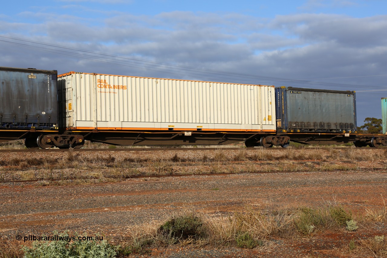 160525 4511
Parkeston, 3PM7 priority service train, RRAY 7255 platform 4 of 5-pack articulated skel waggon set, one of 100 built by ABB Engineering NSW 1996-2000, 48' deck with a Rail Containers sea2rail SCFU 412523 48' box.
Keywords: RRAY-type;RRAY7255;ABB-Engineering-NSW;