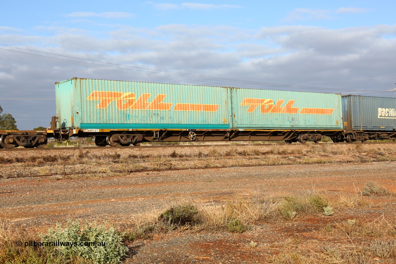 160525 4513
Parkeston, 3PM7 priority service train, RQDY 2 container waggon, originally built by SAR Islington Workshops in 1973/74 in a batch of sixteen as SFCW type container waggons, recoded to AQDW,, with two Toll 40' boxes TOLH 910107 and TOLH 910138.
Keywords: RQDY-type;RQDY2;SAR-Islington-WS;SFCW-type;AQDW-type;