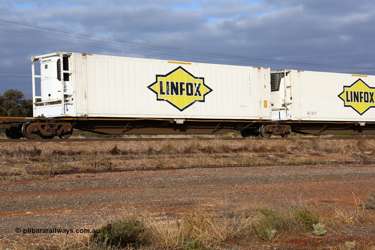 160525 4535
Parkeston, 3PM7 priority service train, RRAY 7229 platform 4 of 5-pack articulated skel waggon set, one of 100 built by ABB Engineering NSW 1996-2000, 48' deck with a Linfox 46' reefer FTAD 910601.
Keywords: RRAY-type;RRAY7229;ABB-Engineering-NSW;